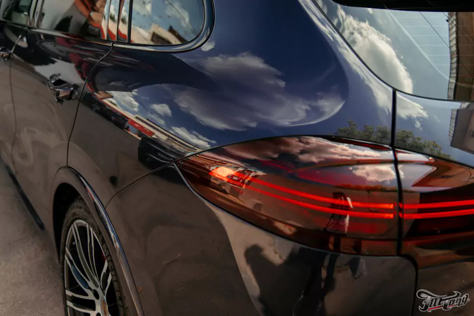 Частичный пошив салона Porsche Cayenne в кожу, полировка и керамика кузова